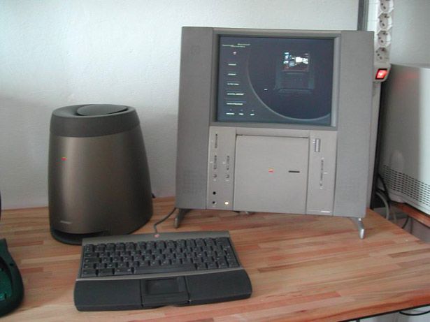 25 years of Apple evolution in pictures (97 photos)