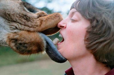 Kisses with animals (13 photos)