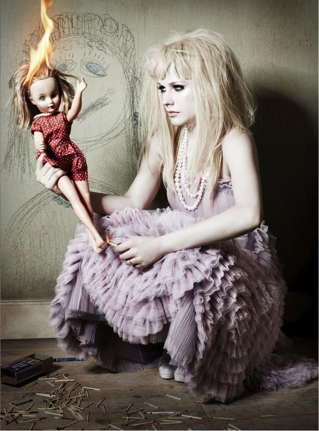 Avril Lavigne in an interesting photoshot (6 photos)