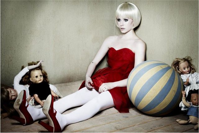 Avril Lavigne in an interesting photoshot (6 photos)