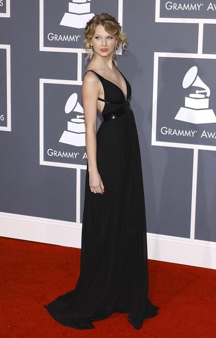 Outfits of celebrities for the Grammy Awards (22 photos)
