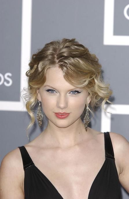 Outfits of celebrities for the Grammy Awards (22 photos)