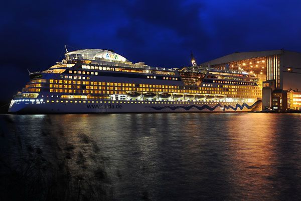 AIDALuna Cruise ship was put on the water (10 photos)