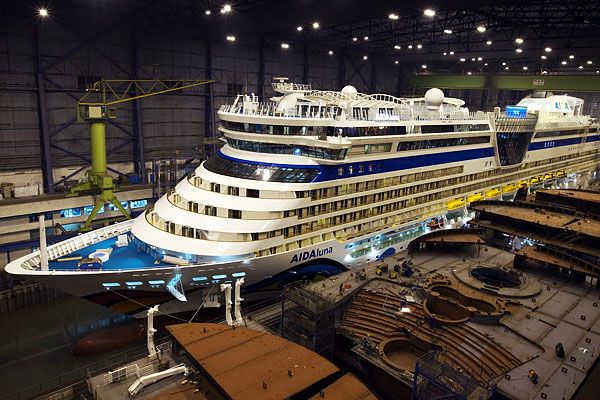 AIDALuna Cruise ship was put on the water (10 photos)