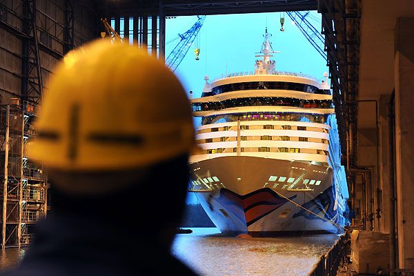 AIDALuna Cruise ship was put on the water (10 photos)