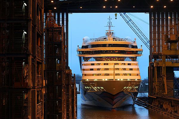 AIDALuna Cruise ship was put on the water (10 photos)