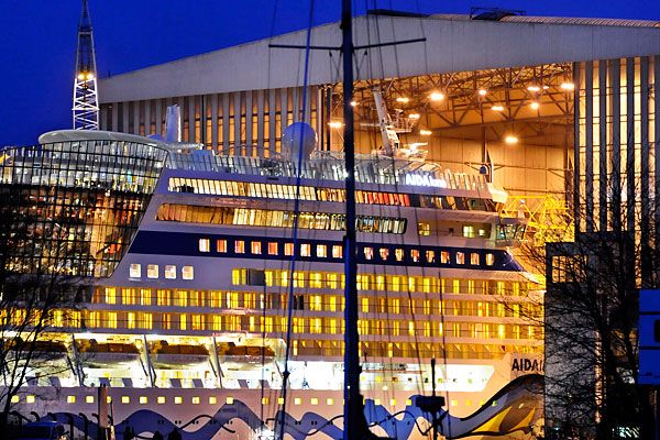 AIDALuna Cruise ship was put on the water (10 photos)