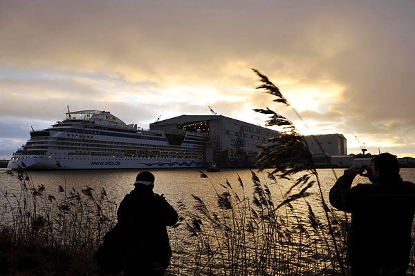 AIDALuna Cruise ship was put on the water (10 photos)