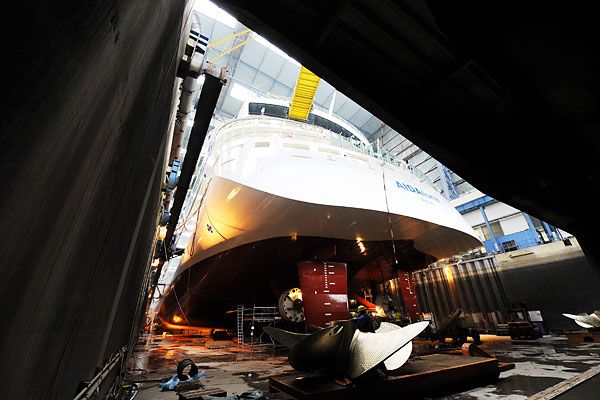 AIDALuna Cruise ship was put on the water (10 photos)