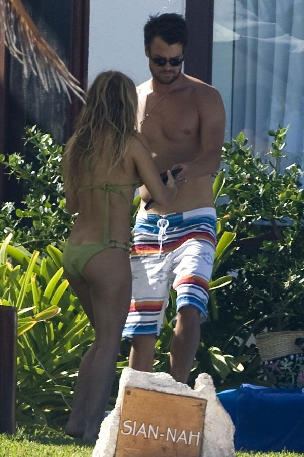 Fergie in bikini (9 photos)