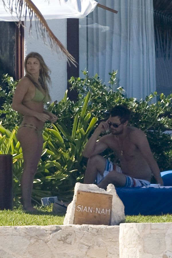 Fergie in bikini (9 photos)