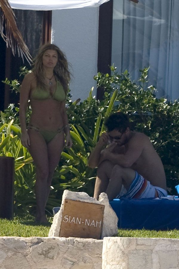 Fergie in bikini (9 photos)