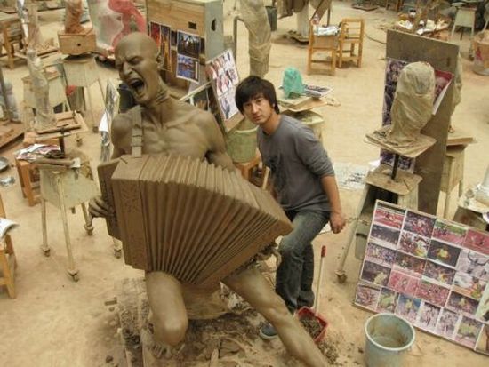 Creepy sculpture (11 photos)