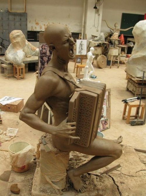 Creepy sculpture (11 photos)