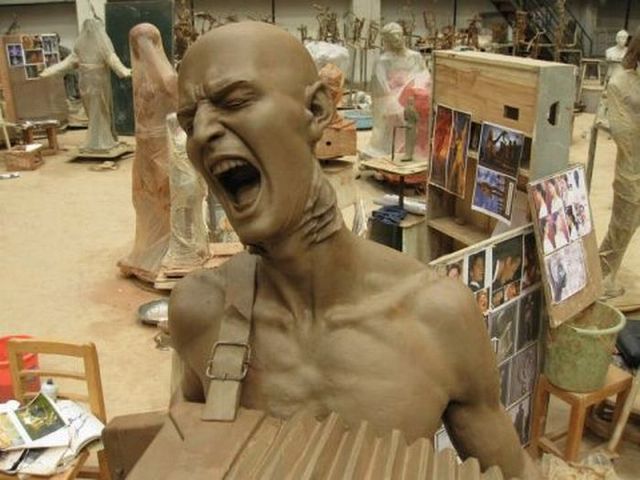 Creepy sculpture (11 photos)