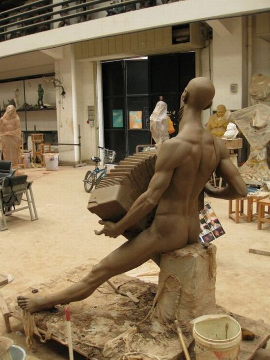 Creepy sculpture (11 photos)