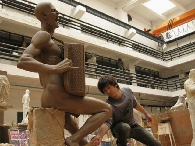 Creepy sculpture (11 photos)