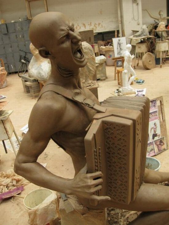 Creepy sculpture (11 photos)