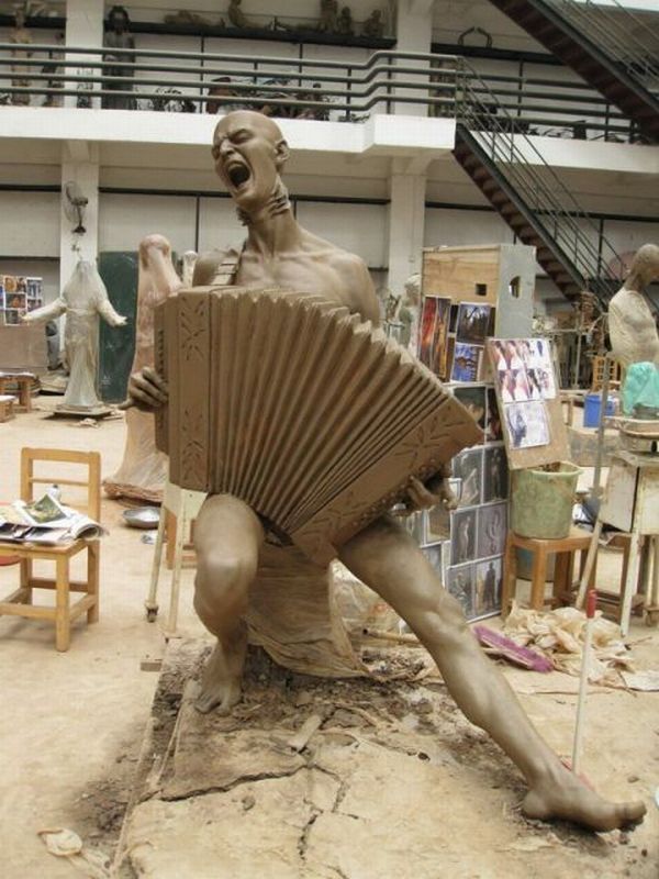 Creepy sculpture (11 photos)