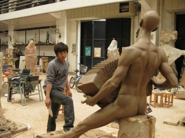Creepy sculpture (11 photos)