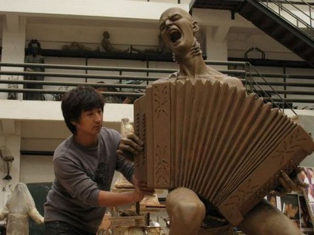 Creepy sculpture (11 photos)