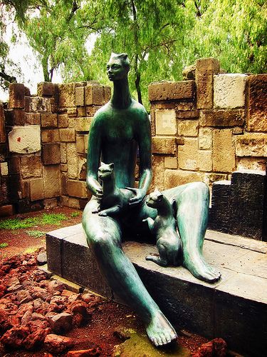 Cats monuments (41 photos)