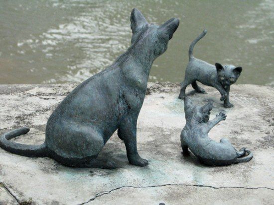 Cats monuments (41 photos)