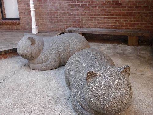 Cats monuments (41 photos)
