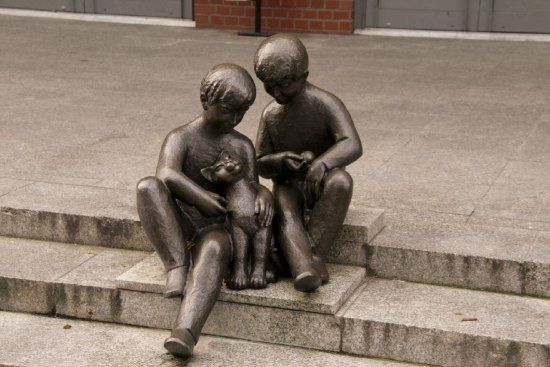 Cats monuments (41 photos)