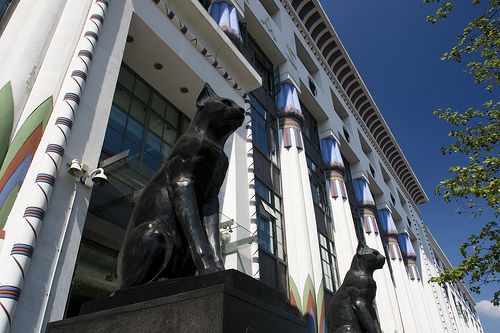 Cats monuments (41 photos)
