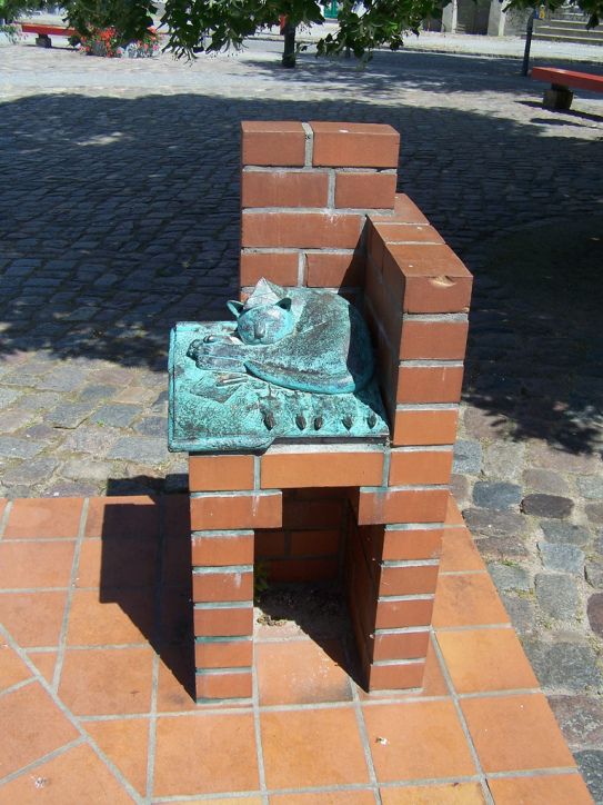 Cats monuments (41 photos)