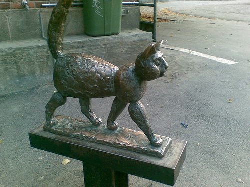 Cats monuments (41 photos)