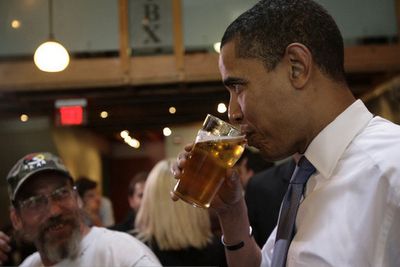 9 pictures of Barack Obama drinking and smoking (9 photos)