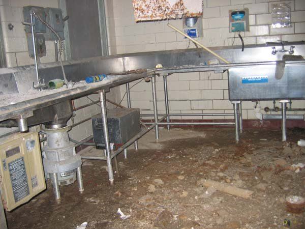 Abandoned school in Richmond (31 photos)