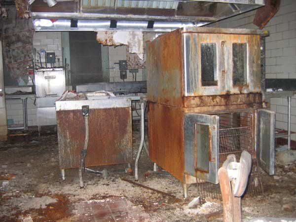 Abandoned school in Richmond (31 photos)