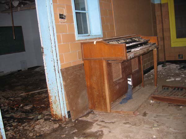 Abandoned school in Richmond (31 photos)