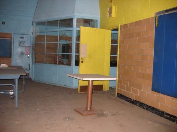 Abandoned school in Richmond (31 photos)