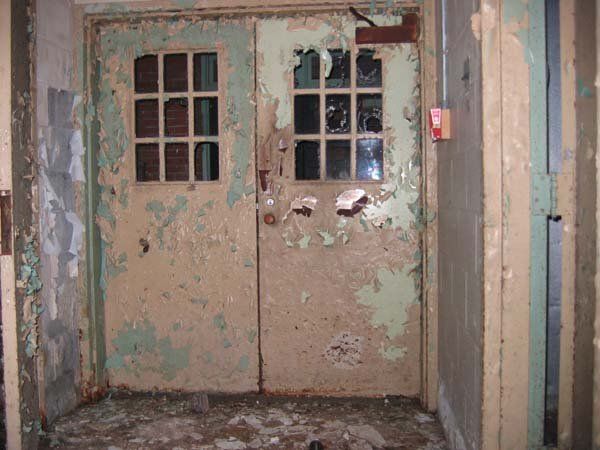Abandoned school in Richmond (31 photos)