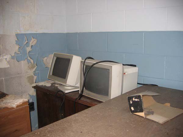 Abandoned school in Richmond (31 photos)