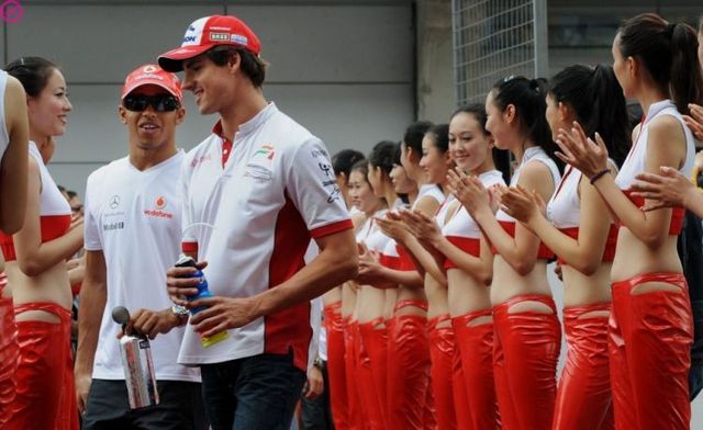 Formula 1 Girls (17 photos)