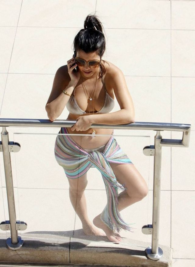 Kourtney Kardashian is on vacation (21 photos)