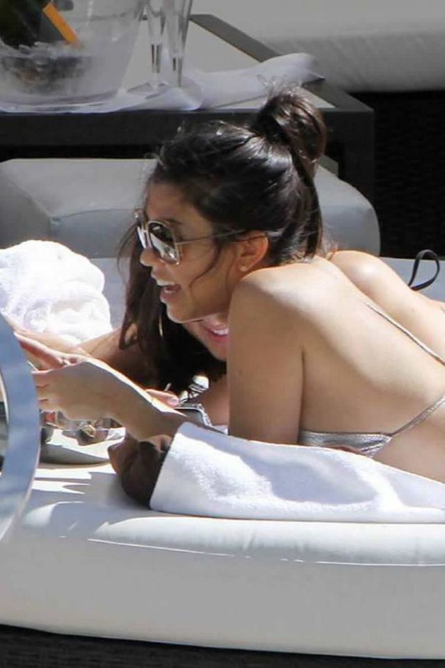 Kourtney Kardashian is on vacation (21 photos)