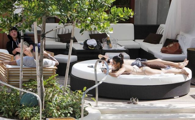 Kourtney Kardashian is on vacation (21 photos)