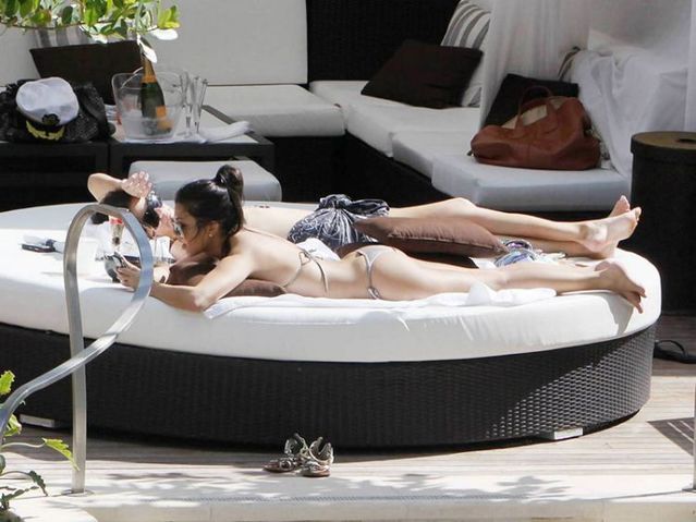 Kourtney Kardashian is on vacation (21 photos)