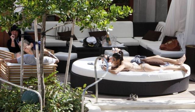 Kourtney Kardashian is on vacation (21 photos)