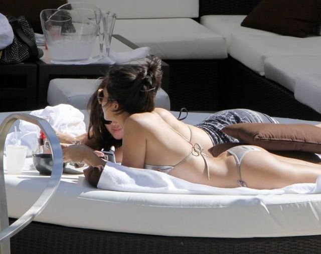 Kourtney Kardashian is on vacation (21 photos)