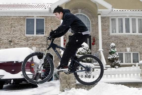 Bad jump of a bicycle rider (3 photos)