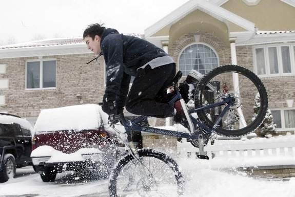 Bad jump of a bicycle rider (3 photos)