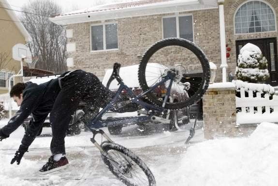 Bad jump of a bicycle rider (3 photos)