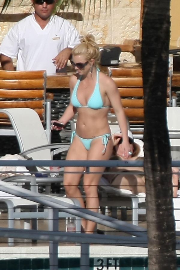 Britney in Bikini  (8 photos)